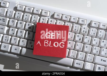 Visualizzazione concettuale Get A Blog. Word Written on Avvia a scrivere sui social network blogging comunicazione moderna informazioni importanti scritte su Note sulla scrivania sopra la tastiera. Foto Stock