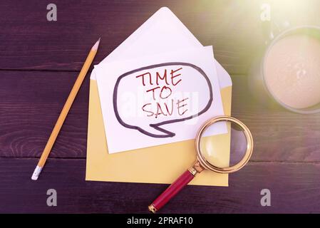 Tempo di salvataggio visualizzazione concettuale. Word Written on Start saving money for the future or coming plan investe lettera con cancelleria e caffè Over Wood che mostrano notizie cruciali. Foto Stock