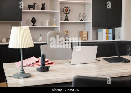 Comoda sedia bianca vicino alla scrivania in un elegante ufficio interno  Foto stock - Alamy