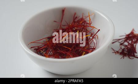 Costosa spezia di zafferano rossa secca in una ciotola Foto Stock