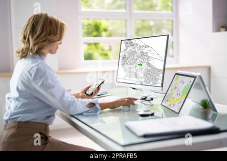 Businessperson analisi catastre mappa su computer Foto Stock