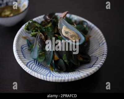 Thai Food cozze al vapore con basilico . Mangiato con salsa piccante. Foto Stock