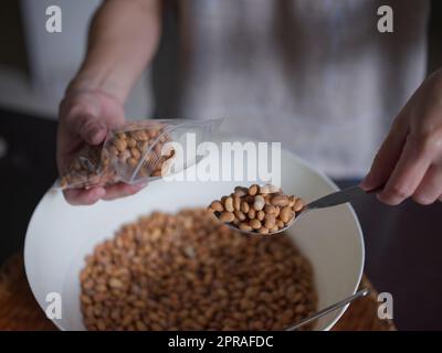 Foto ravvicinata la texture dei semi di soia per COME ottenere la soia prodotto: Tempea cruda fatta in casa . Concetto di cibo vegetariano sano Foto Stock