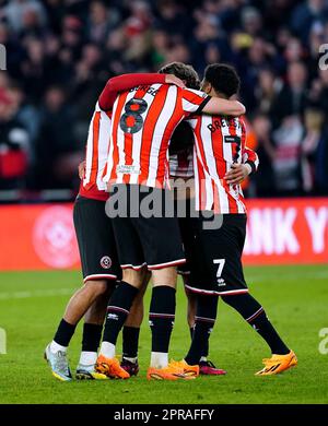 I giocatori di Sheffield United celebrano la promozione nella Premier League dopo aver vinto la partita del campionato Sky Bet a Bramall Lane, Sheffield. Data immagine: Mercoledì 26 aprile 2023. Foto Stock