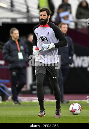 Londra, Regno Unito. 26th Apr, 2023. Alisson Becker (Liverpool, portiere) nel warm up durante la partita della West Ham vs Liverpool Premier League al London Stadium di Stratford. Credit: MARTIN DALTON/Alamy Live News Foto Stock