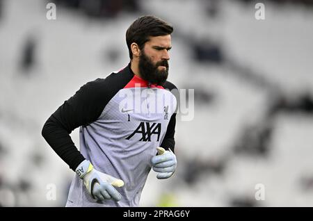 Londra, Regno Unito. 26th Apr, 2023. Alisson Becker (Liverpool, portiere) nel warm up durante la partita della West Ham vs Liverpool Premier League al London Stadium di Stratford. Credit: MARTIN DALTON/Alamy Live News Foto Stock
