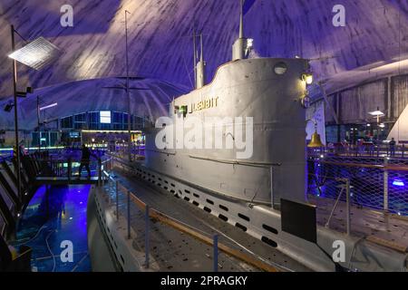 Sottomarino EML Lembit all'interno del Museo Marittimo Estone. Il museo del porto degli idrovolanti a Tallinn, Estonia, si trova in quello che un tempo era un hangar degli idrovolanti. Foto Stock