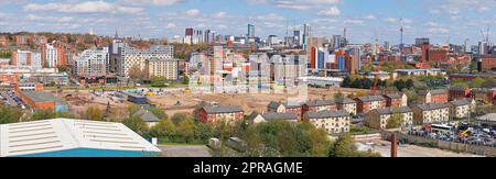 Una vista panoramica sul centro di Leeds. La terra vuota al largo di Kirkstall Road è attualmente in fase di sviluppo per creare più case Foto Stock