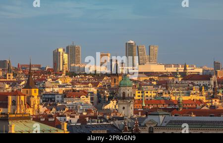 PRAGA, REPUBBLICA CECA - skyline del centro di Praga con edifici moderni del quartiere Pankrac all'orizzonte. Foto Stock