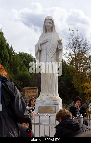 Statua della Vergine Maria, Regina della Pace, sul Monte Podbrdo, circondata da pellegrini in preghiera. Medjugorje, Bosnia-Erzegovina. Foto Stock