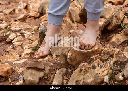 Un pellegrino a piedi nudi sul Monte Podbrdo (collina dell'apparizione) a Medjugorje. Foto Stock