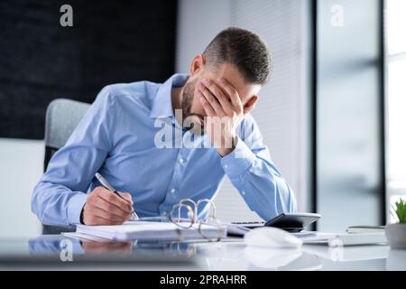 Stressato uomo contabile aziendale stanco Foto Stock