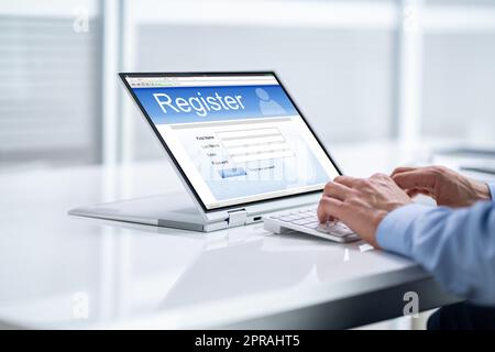 Modulo di registrazione online per la registrazione della mano d'uomo d'affari Foto Stock