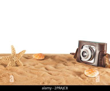 Sfondo di spiaggia con conchiglie, stelle marine e una fotocamera retrò Foto Stock