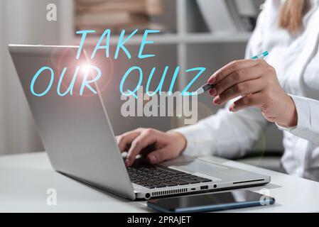 Didascalia concettuale sostieni il nostro quiz. Idea di business compila il nostro questionario breve feedback sull'esame donna che tira gli aggiornamenti su Lap Top e indica nuove idee con penna. Foto Stock