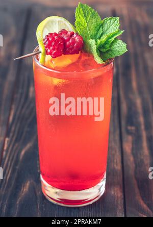 Bicchiere di cocktail Raspberry Collins guarnito con menta Foto Stock