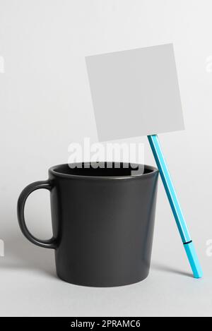 Messaggi importanti su Note sulla scrivania con denaro, telefono cellulare, penna e scatola Pig. Informazioni critiche sui Memo sul tavolo con centesimi, cellulare e penna. Foto Stock