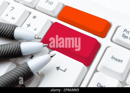 Connettere amici online, fare conoscenza Internet, creare un ambiente informatico sicuro, ricercare nuove idee, raccogliere informazioni, Modern Academic Tool Foto Stock