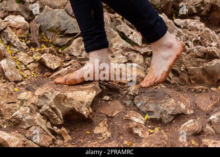 Un pellegrino a piedi nudi sul Monte Podbrdo (collina dell'apparizione) a Medjugorje. Foto Stock