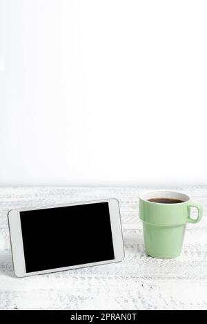 Messaggi importanti Tablet sulla scrivania con penna, notebook, Cup e Note. Informazioni Crociere sullo schermo del cellulare sul tavolo con blocco note, caffè e Memo. Foto Stock