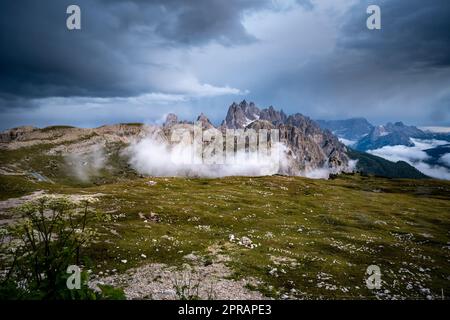 Wafts di nebbia nelle montagne dell'Austria Foto Stock