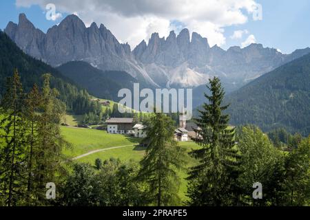 St.Madalena chuch sulle montagne dell'alto Adige Foto Stock