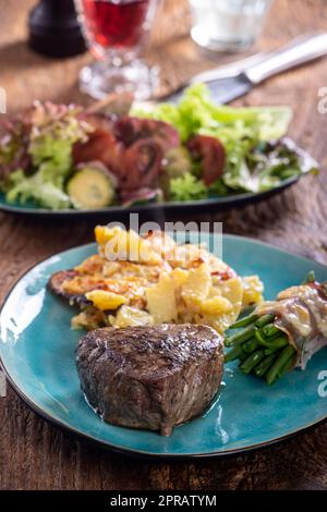 Bistecca con patate gratinate Foto Stock