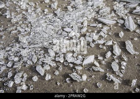 Vetro rotto sul pavimento Foto Stock