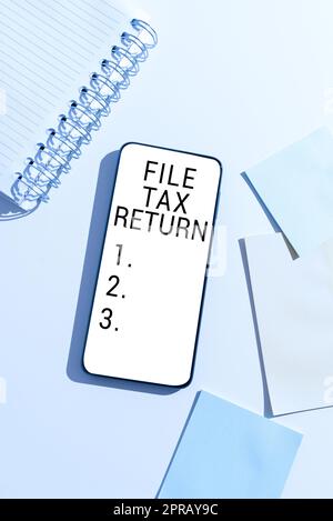 Dichiarazione dei redditi del file di didascalia concettuale. Documenti di approccio aziendale per ottenere denaro finanziario restituendo lavoro contabile telefono cellulare con messaggio importante sulla scrivania con notebook e note vuote. Foto Stock