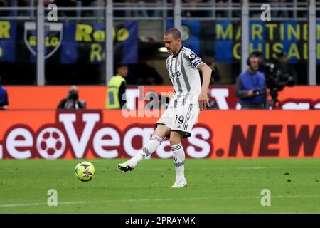 Milano, 26 aprile 2023. Leonardo Bonucci (19 Juventus) in azione durante la seconda tappa della semifinale della Coppa Italia tra FC Internazionale e Juventus FC allo Stadio San Siro il 26 aprile 2023 a Milano. Credit: Stefano Nicoli/Speed Media/Alamy Live News Foto Stock