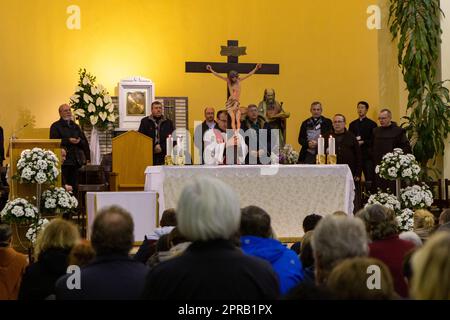 Venerazione della Santa Croce dopo la Santa Messa serale a Medjugorje, Bosnia-Erzegovina. Foto Stock