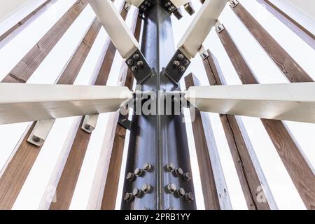 Struttura in acciaio con bulloni che collegano le travi in acciaio Foto Stock