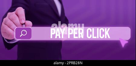 Segno di testo che mostra Pay per Click. Panoramica aziendale modello pubblicitario Internet motore di ricerca strategia di marketing uomo in possesso di Un tablet proiezione di Una fotocamera che mostra fotografia creativa. Foto Stock