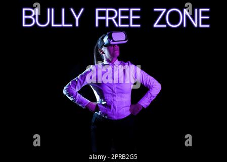 Didascalia di testo che presenta Bully Free zone. Idea di business non è consentito rispettare altri tipi di bullismo in questo caso donna che segue un corso di formazione professionale tramite cuffie per realtà virtuale. Foto Stock