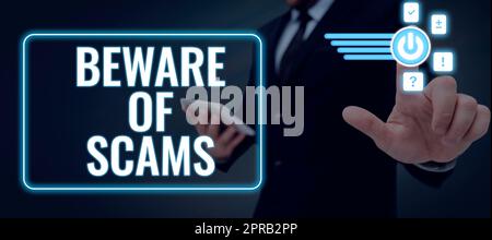 Cartello con attenzione alle truffe. Parola per stare attenti per evitare frodi attenzione essere sempre al sicuro sicurezza Signora in tuta che tiene la penna a simboleggiare i risultati del lavoro di squadra. Foto Stock