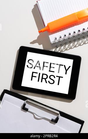 Segnale che indica la sicurezza prima di tutto. Concetto significa evitare rischi inutili vivere in modo sicuro attenzione attenzione prestare attenzione tablet con un messaggio importante tra Appunti, notebook e Marker. Foto Stock