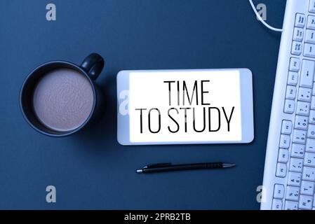 Visualizzazione concettuale del tempo di studio. Internet Concept Exams Ahead deve concentrarsi sugli studi Impara la lezione schermo del telefono con messaggio importante sulla scrivania con tastiera, penna e caffè. Foto Stock