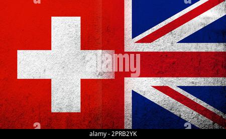 Bandiera nazionale del Regno Unito (Gran Bretagna) Union Jack con bandiera nazionale della Svizzera. Sfondo grunge Foto Stock