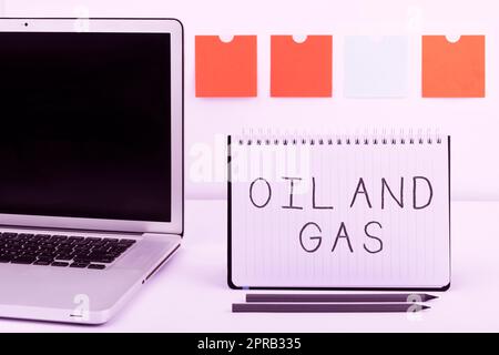 Didascalia concettuale per petrolio e gas. Business idea Exploration Extraction Refining Marketing prodotti petroliferi messaggi importanti su notebook e laptop sulla scrivania con forniture per ufficio. Foto Stock