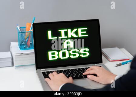 Scrivere un testo a mano come Un Boss. Internet Concept agisce come se fosse lei a dare ordini in un lavoro o in una situazione di lavoro, donna d'affari che digita aggiornamenti recenti sulla tastiera da tavolo. Foto Stock