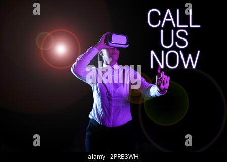 Cartello di scrittura a mano Chiamaci ora. Concetto aziendale comunicare telefonicamente per contattare l'assistenza dell'help desk tramite Virtual Reality Simulator e gesturing durante la formazione. Foto Stock