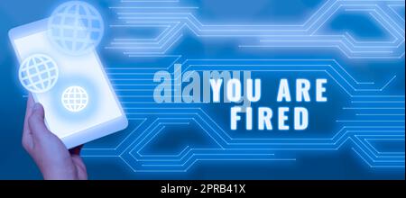 La didascalia di testo che presenta l'utente viene licenziata. Concetto di business uscire dal lavoro e diventare disoccupati non finire il Career Man che tiene tablet con Late Data and S Over e presenta nuove idee. Foto Stock