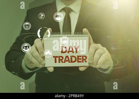 Didascalia concettuale Day Trader. Parola per Una persona che acquista e vende strumenti finanziari all'interno del giorno uomo d'affari in completo con un blocco note che simboleggia il successo del lavoro di squadra. Foto Stock