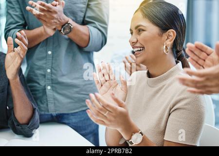 Sono così orgoglioso di me stesso. Un gruppo di uomini d'affari che applaudono un membro del team. Foto Stock