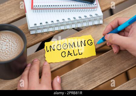 Scrittura visualizzazione testo chiamata in arrivo. Parola scritta su Inbound Received Caller ID Telephone Voicemail Vidcall Businesswoman che tiene la penna e indica un messaggio importante. Foto Stock