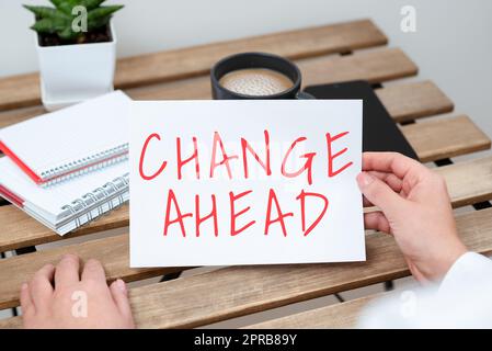 Le didascalie concettuali cambiano in anticipo. Approccio aziendale alcune modifiche in attesa di accadere prospettiva donna d'affari seduta in standby che tiene un messaggio importante su Paper On Table. Foto Stock