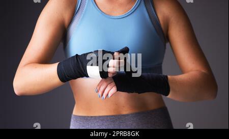 Sei pronto. Primo piano di una donna irriconoscibile che avvolge le mani su uno sfondo grigio. Foto Stock