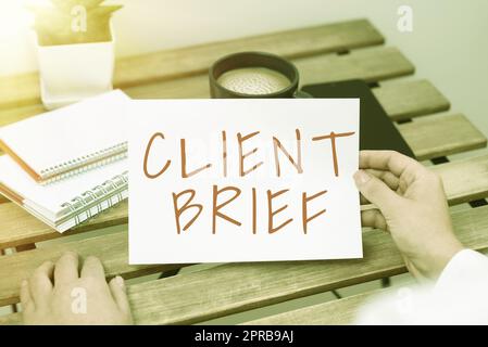 Descrizione sintetica del client per la scrittura a mano. Concetto che indica Un documento limitato dai termini dei clienti e della donna d'affari seduta dell'agenzia che tiene un messaggio importante su Paper on Table. Foto Stock