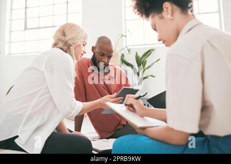 Team di design creativo che parla, pianifica e pensa mentre si crea un brainstorming di idee per un nuovo progetto. Gruppo di giovani imprenditori che discutono la strategia per il successo con il lavoro di squadra, l'unità e la solidarietà Foto Stock