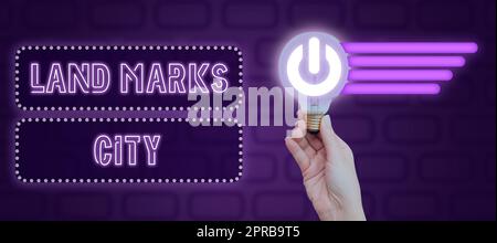 Scrittura visualizzazione testo Land Marks City. Internet Concept architettura importante luoghi nelle città da visitare Woman Holding Bulb con pulsante di accensione digitale condivisione di nuove idee. Foto Stock
